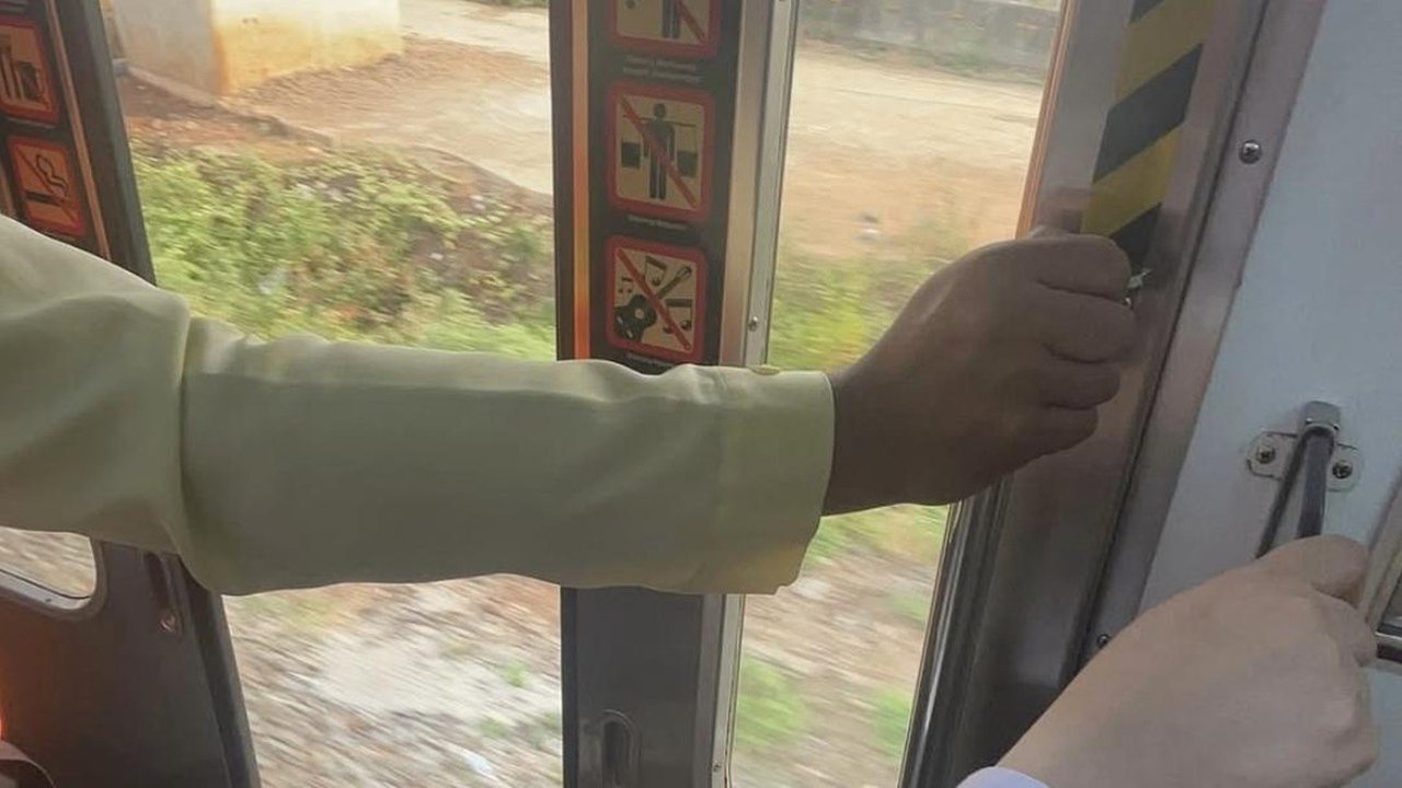 Pintu KRL Bekasi-Angke Bermasalah, Petugas Jaga Hingga Stasiun Manggarai