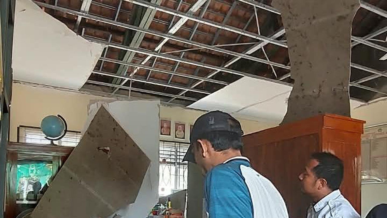 Plafon SDN di Sragen Ambruk Saat Guru Istirahat, Dua Terluka