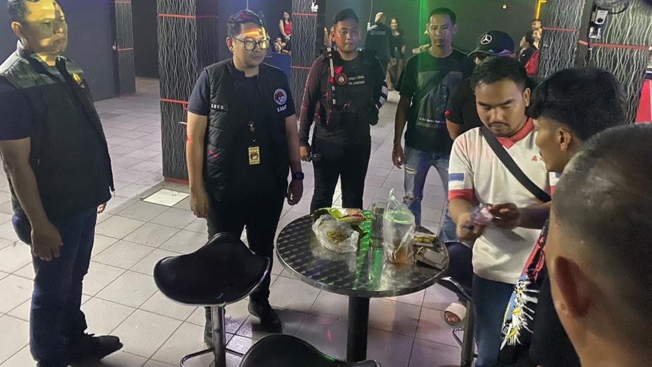 Polda Banten Sita Ribuan Obat Keras dan Tembakau Sintetis dalam Razia Kos dan THM