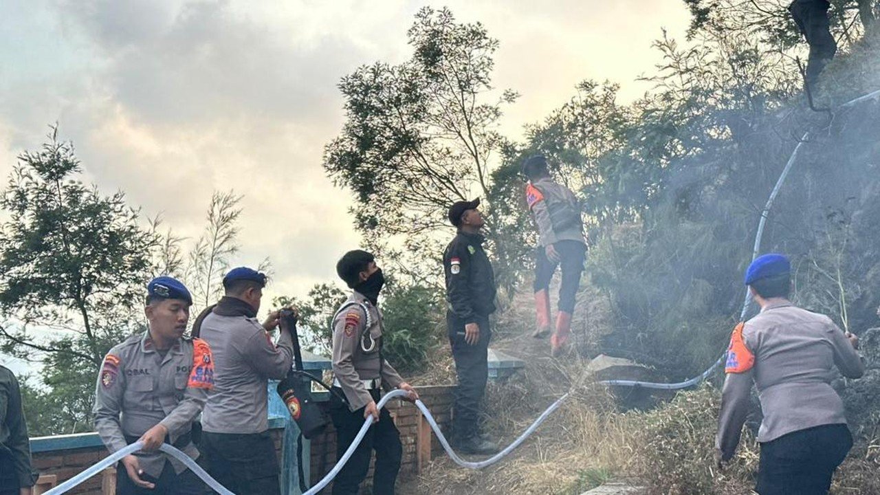 Polda Jatim Bergerak Cepat Padamkan Api Karhutla di Kawasan Bromo