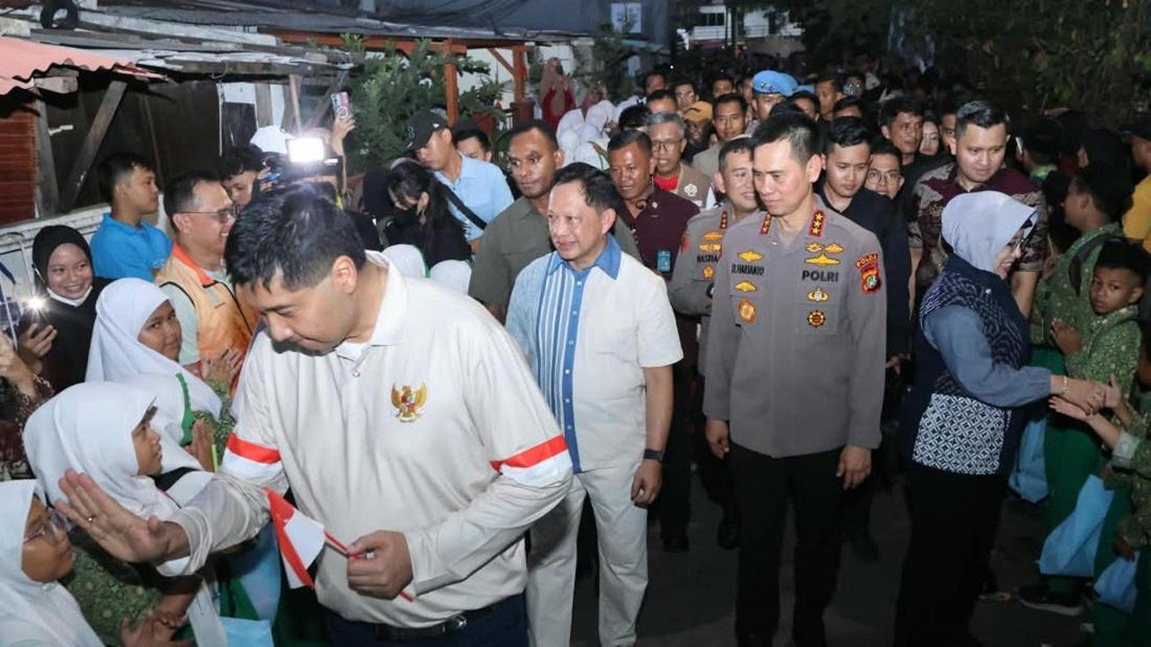Polda Metro Jaya Distribusikan 1.000 Paket Sembako dan Layanan Kesehatan di Kampung Ambon