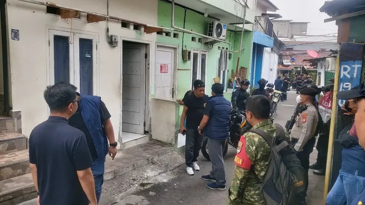 Polda Metro Jaya Sita Barang Bukti Narkoba dan Amankan 8 Orang di Kampung Berland