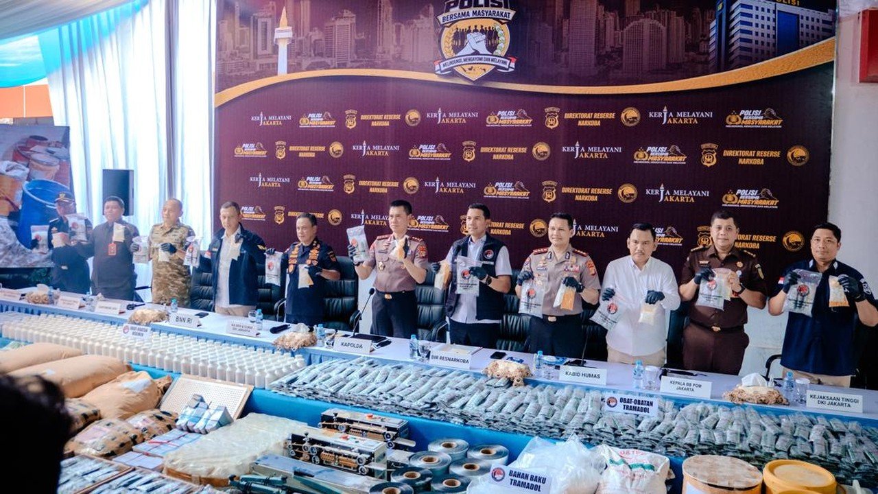 Polda Metro Jaya Ungkap Pabrik Tramadol Ilegal di Sukoharjo, 16 Tersangka Ditangkap