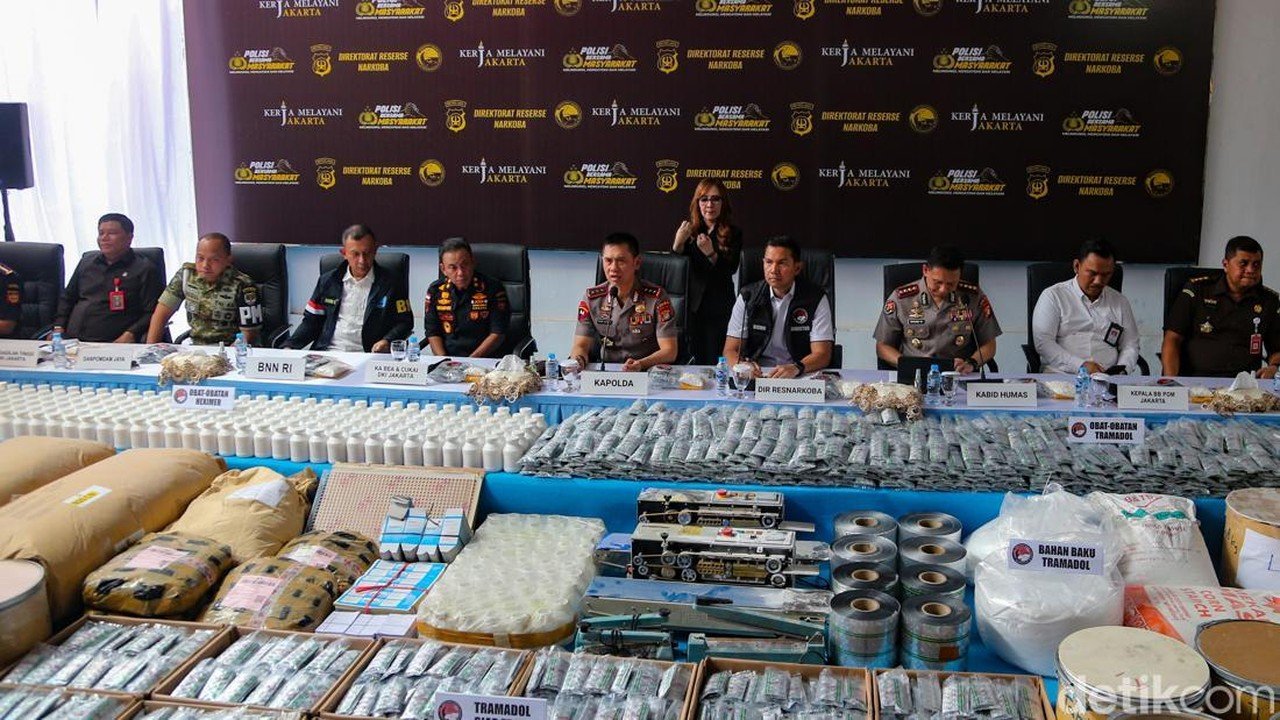 Polda Metro Jaya Ungkap Pabrik Tramadol Ilegal di Sukoharjo, Sita Jutaan Pil dan Bahan Baku