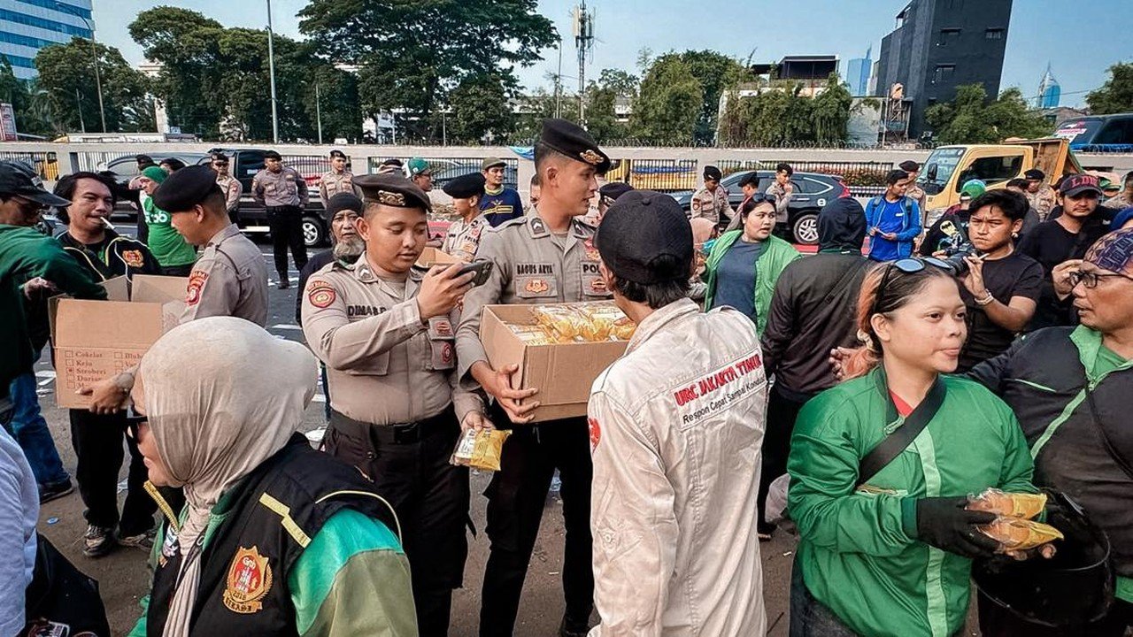 Polisi Beri Dukungan Logistik untuk Buruh dan Ojol di Depan Gedung DPR