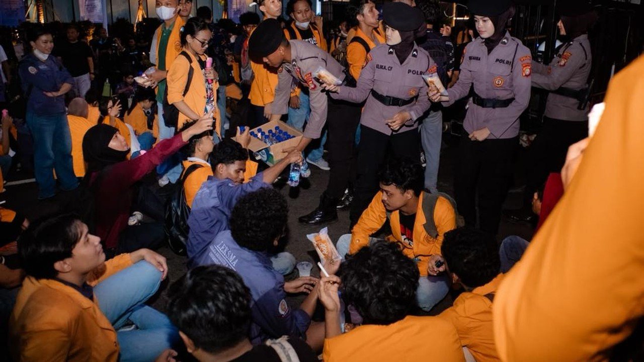 Polisi Beri Dukungan Pangan untuk Mahasiswa Aksi di Monas