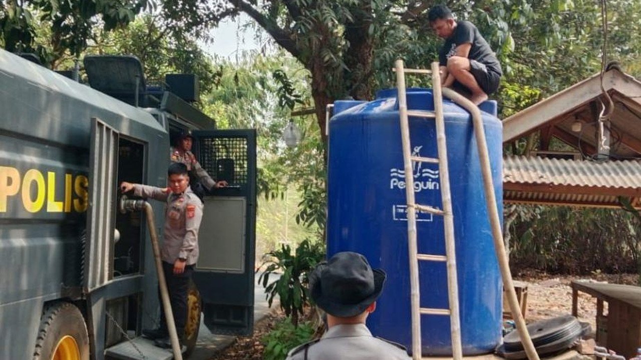 Polisi Respons Cepat Aduan Kekeringan, Air Bersih Disalurkan ke Warga