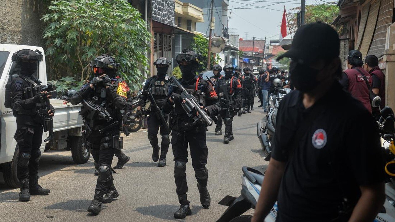 Polisi Sita Sabu dan Senjata saat Gerebek Kampung Narkoba di Jakarta Barat