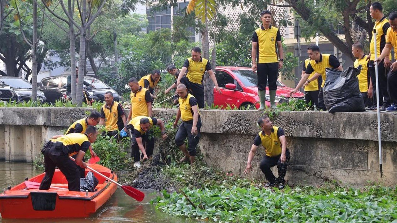 Polres Bekasi Kota Galakkan "Green Policing" dengan Bersih-bersih Kali Baru