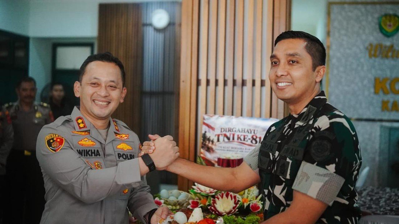 Polres Bogor Beri Kejutan Tumpeng untuk Kodim 0621 Rayakan HUT ke-81 TNI