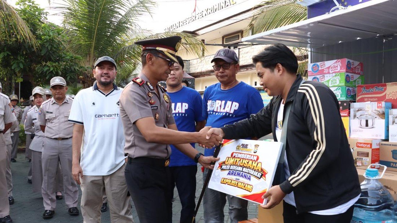 Polres Malang Berikan Bantuan Rombong UMKM untuk Aremania, Wujud "Polisi Bersama Masyarakat"