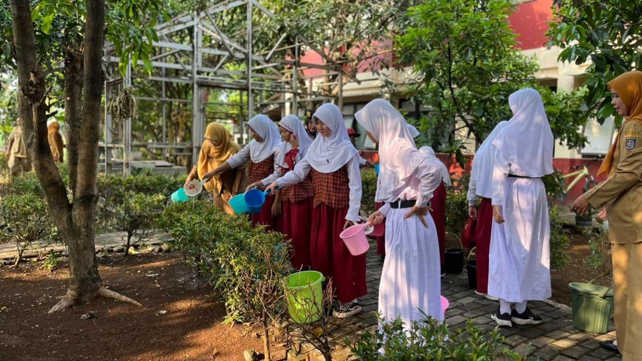 Polri Ajak Siswa SD Depok Tanam Pohon Lewat Program Green Policing