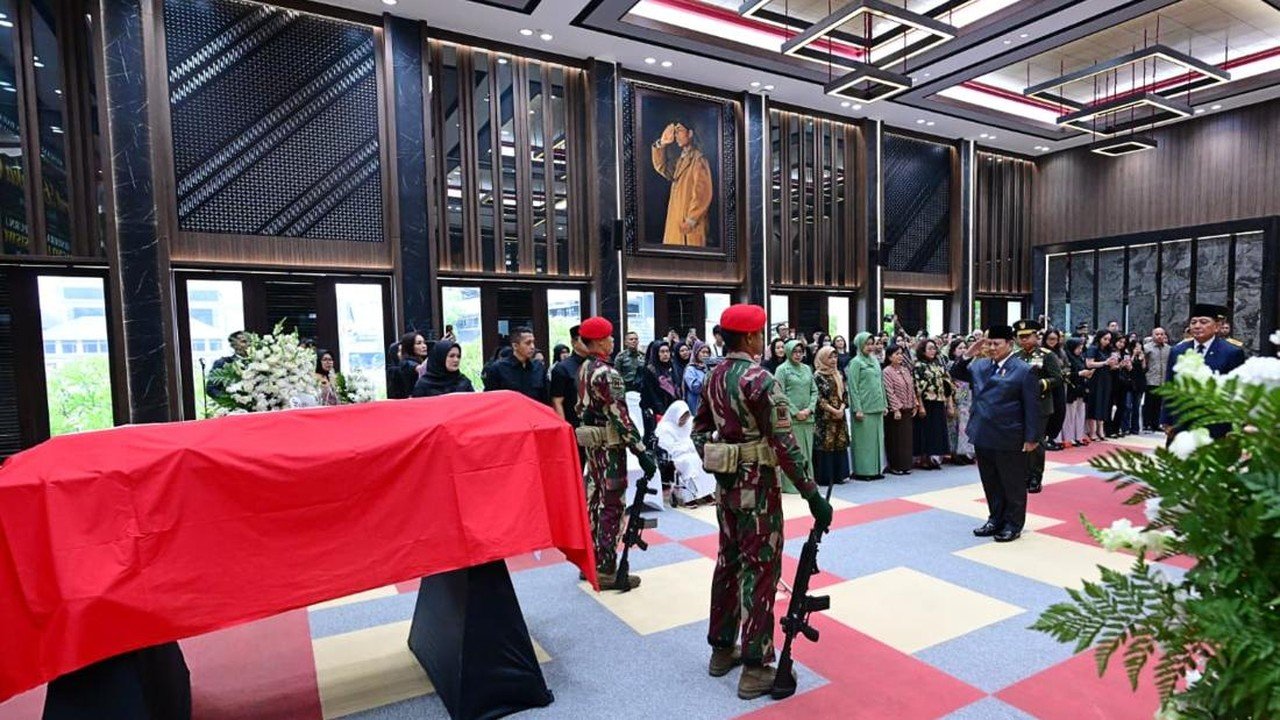 Prabowo Ziarahi Makam Mantan KSAD Subagyo HS di Mabesad