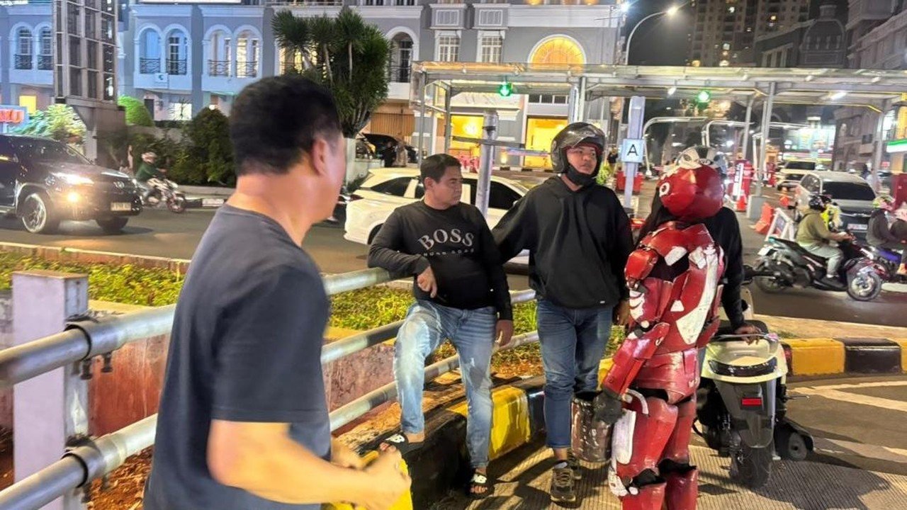 Pria Berkostum Iron Man Bubarkan Sopir Taksi yang Cekcok di Kelapa Gading