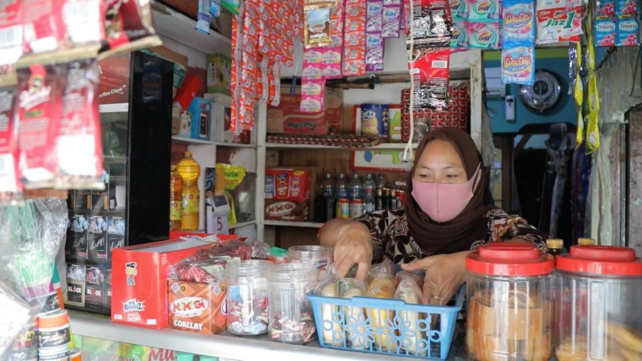 Pria Bermotor Terekam CCTV Curi Kardus Jajanan di Warung Kebayoran Lama