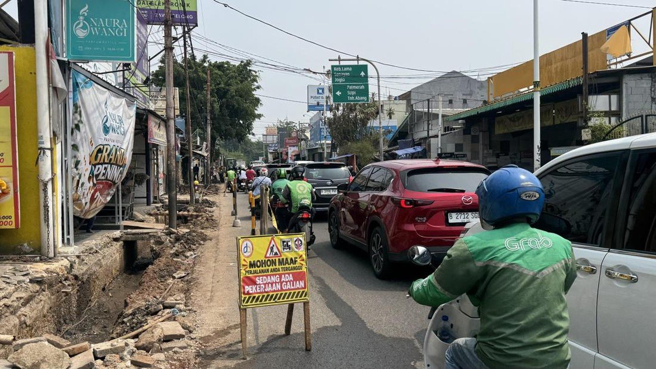 Proyek Galian Trotoar di Rawa Belong Jakarta Barat, Warga Keluhkan Kemacetan dan Debu
