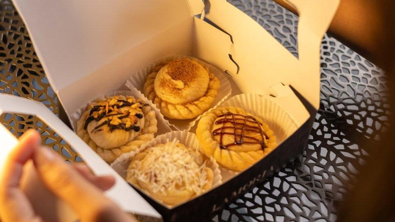 Puff Tape Lamoria: Kreasi Roti Napi Bandung Menjelma Jadi Oleh-oleh Khas Kota Kembang