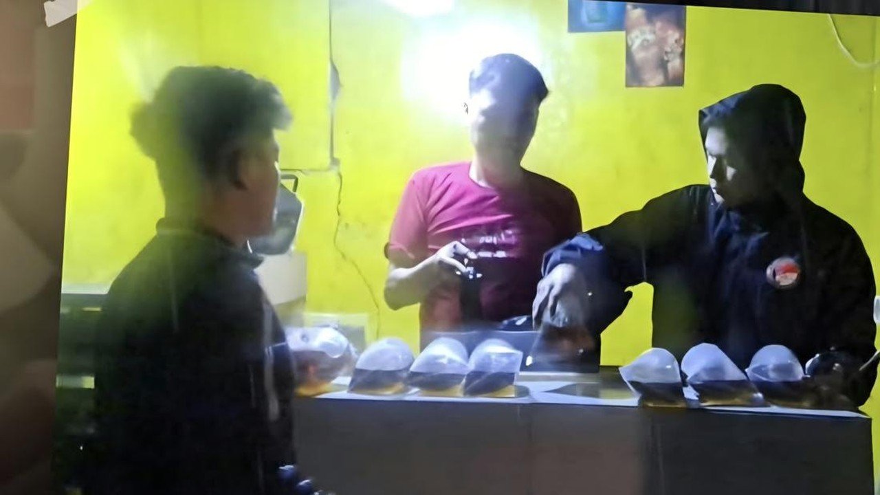 Ratusan Botol Miras Ilegal Diamankan dari Warung di Bogor