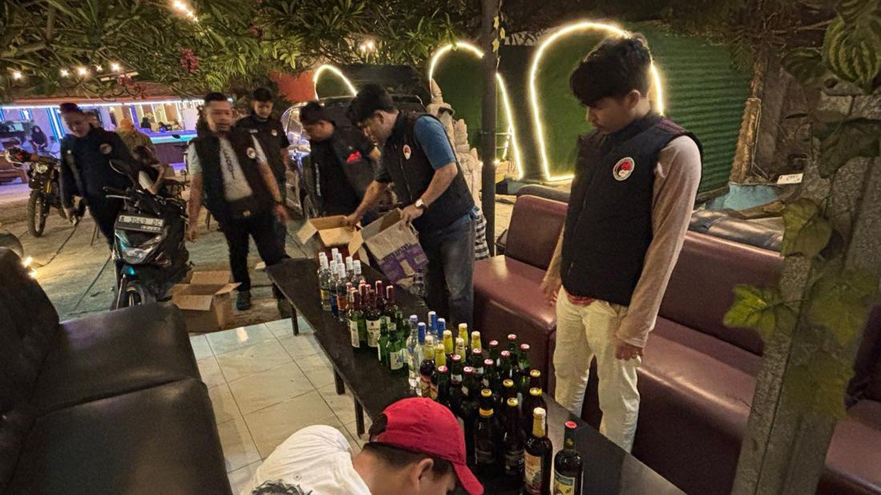 Razia Tempat Hiburan Malam di Serang, 52 Botol Miras Disita