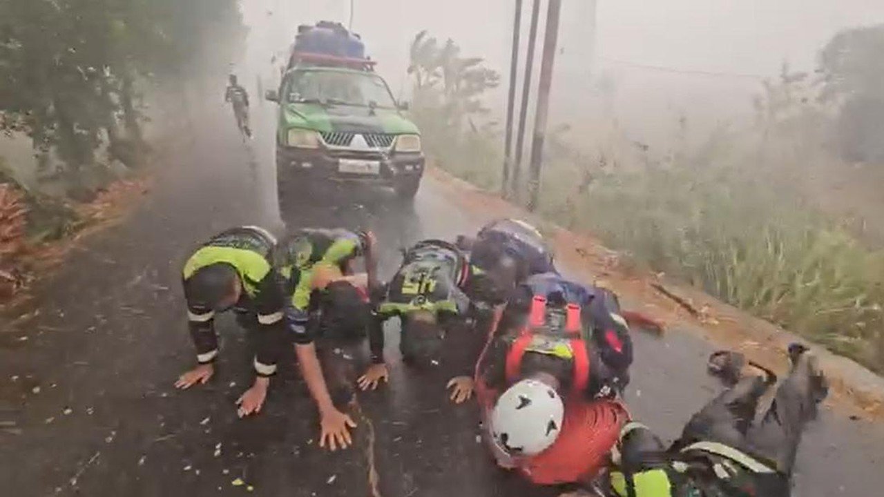 Relawan Karhutla Kalsel Bersujud Syukur Saat Hujan Deras Mengakhiri Musim Kemarau