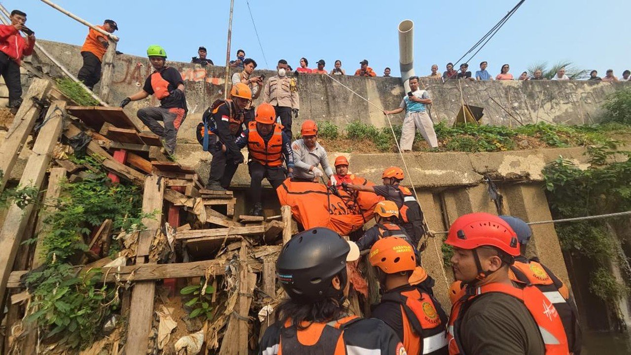 Remaja 18 Tahun Ditemukan Meninggal Setelah Hilang 2 Hari di Kali Ciliwung