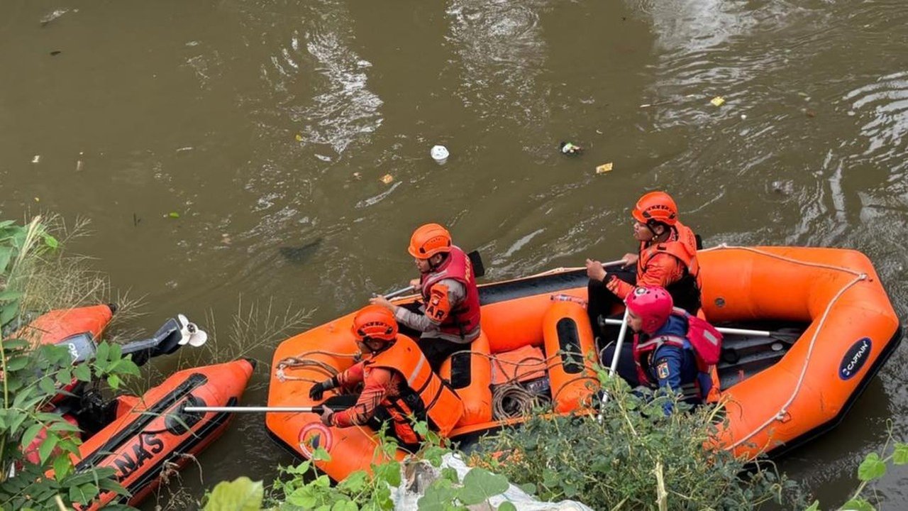 Remaja Hilang di Sungai Ciliwung, Tim SAR Gabungan Lakukan Pencarian Intensif