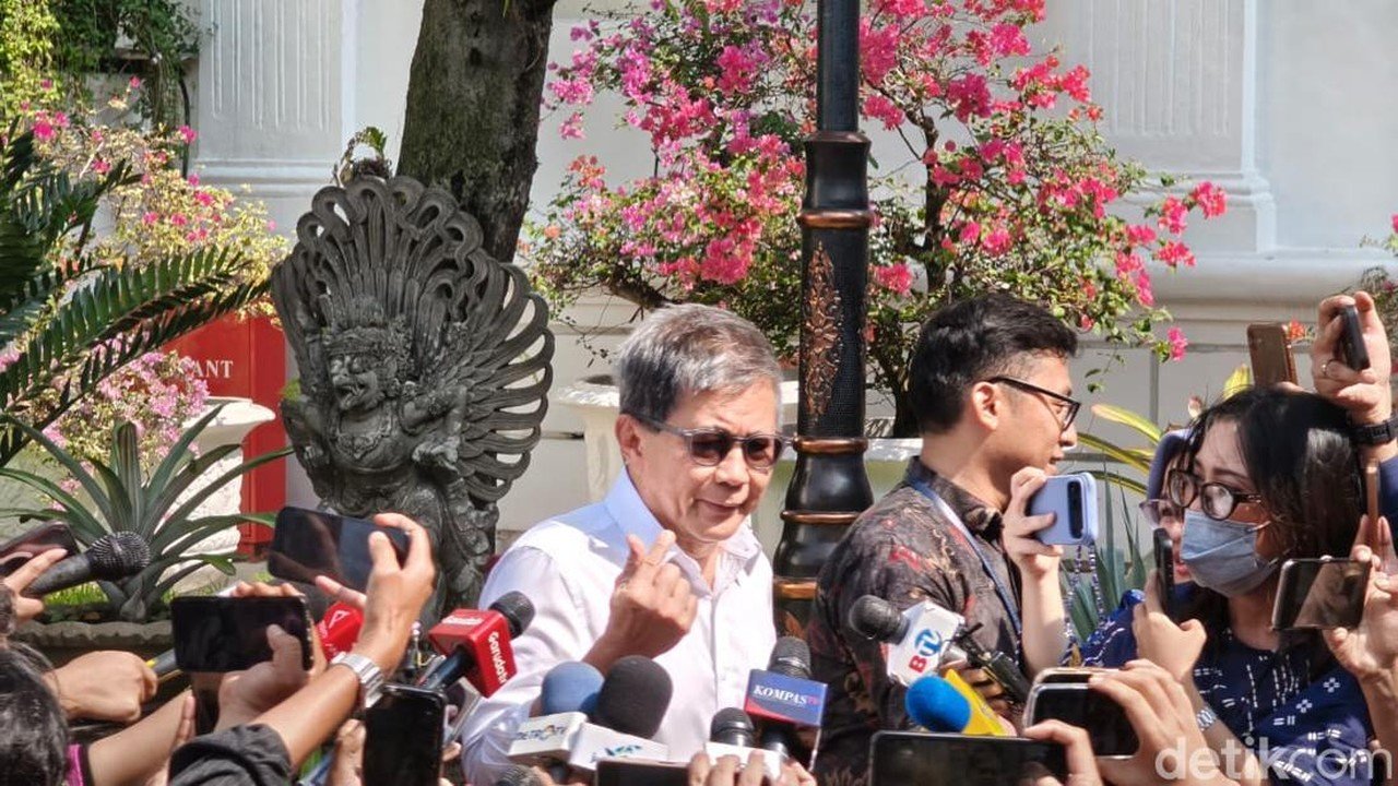 Rocky Gerung Beri "Nilai" Finger Heart untuk 2 Tahun Pemerintahan Prabowo-Gibran
