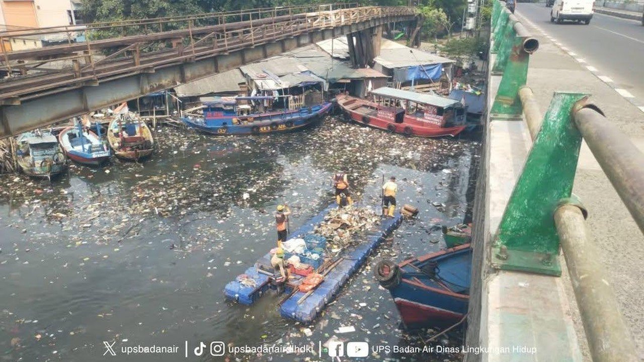 Sampah Menumpuk di Kali Cakung Drain, DLH DKI Angkut 8 Meter Kubik