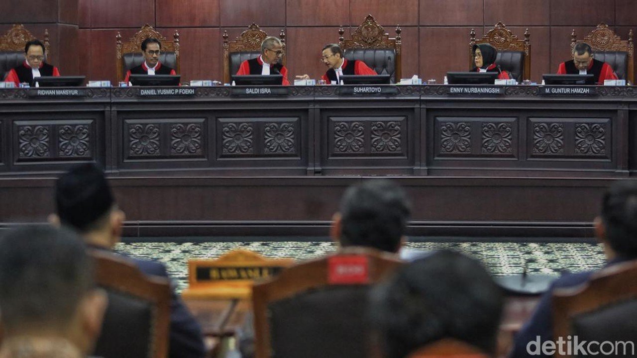 Sembilan Hakim MK Dilaporkan ke MKMK Terkait Sidang Ijazah Gibran
