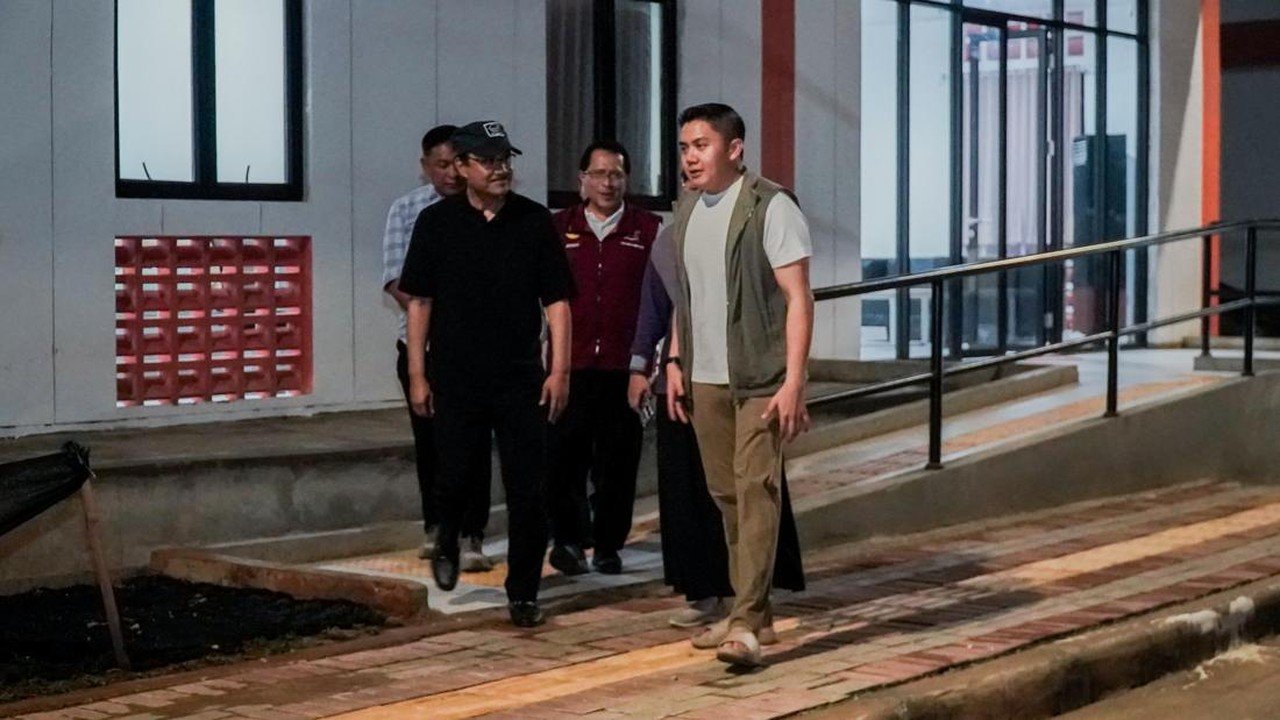 Seskab Teddy Indra Wijaya Kunjungi Sekolah Rakyat, Berbagi Semangat dan Cek Fasilitas Asrama