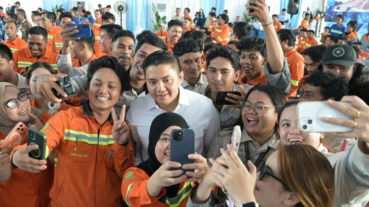 Seskab Teddy Sempat Terlambat Tinggalkan Halmahera usai Acara Prabowo
