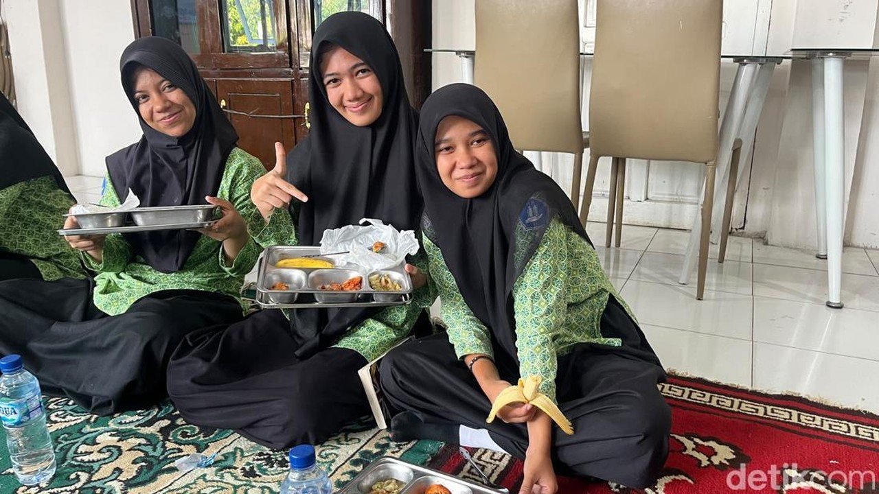 Siswa SLB Banda Aceh Antusias Nikmati Makan Bergizi Gratis, Sisipkan Pesan Menu di Kotak Ompreng