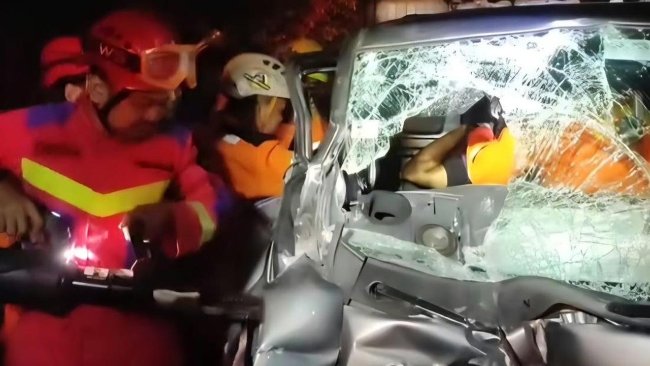 Sopir Pikap Terjepit di Bogor Setelah Tabrak Truk Mogok