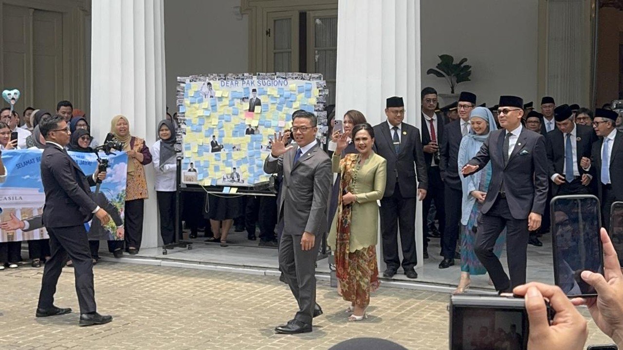 Sugiono Pamit dari Kemlu, Diantar Menlu Tata dan Dinyanyikan Pegawai