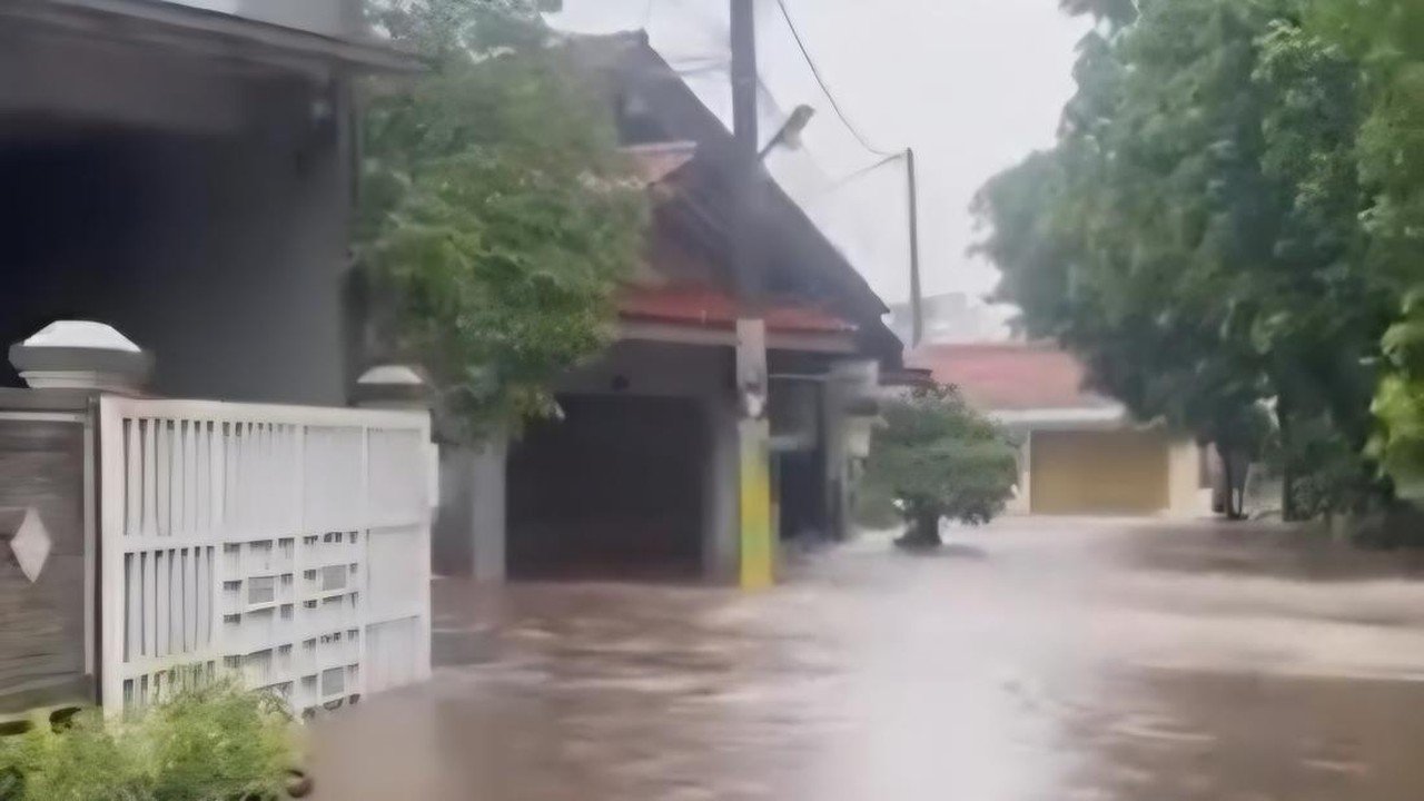 Tanggul Kali Sugu Tamu Jebol, 113 Rumah di Cibinong Terendam Banjir