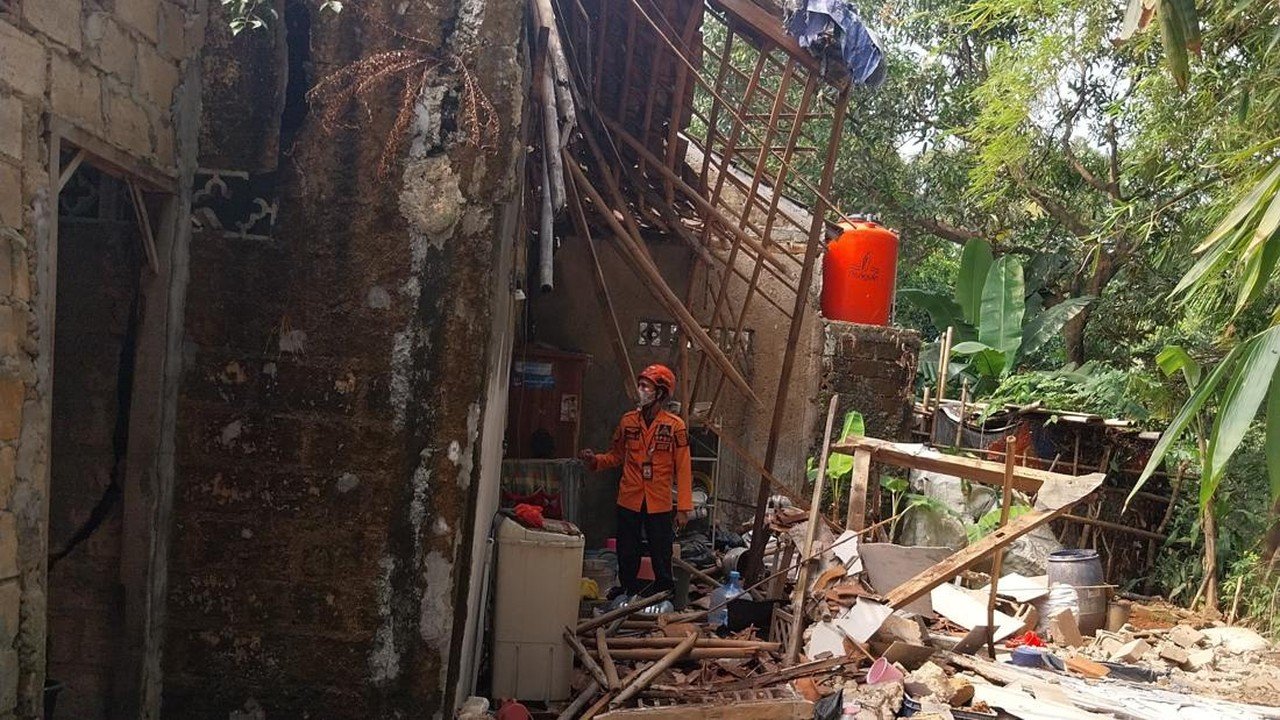 Tebing 10 Meter Longsor Timpa Rumah Warga Bogor Akibat Hujan Deras