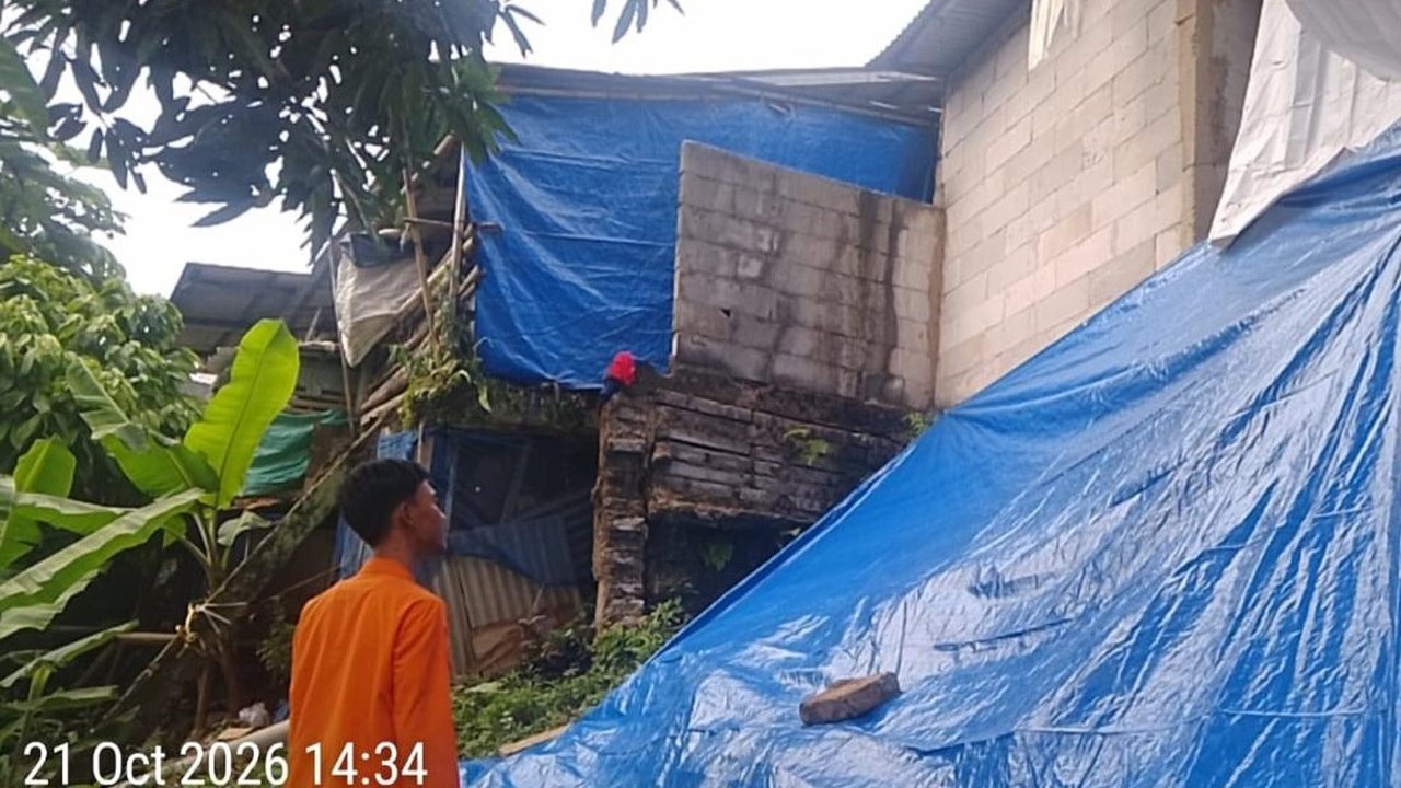 Tebing Longsor di Bogor Selatan Jebolkan Dapur & Kamar Mandi Rumah Warga