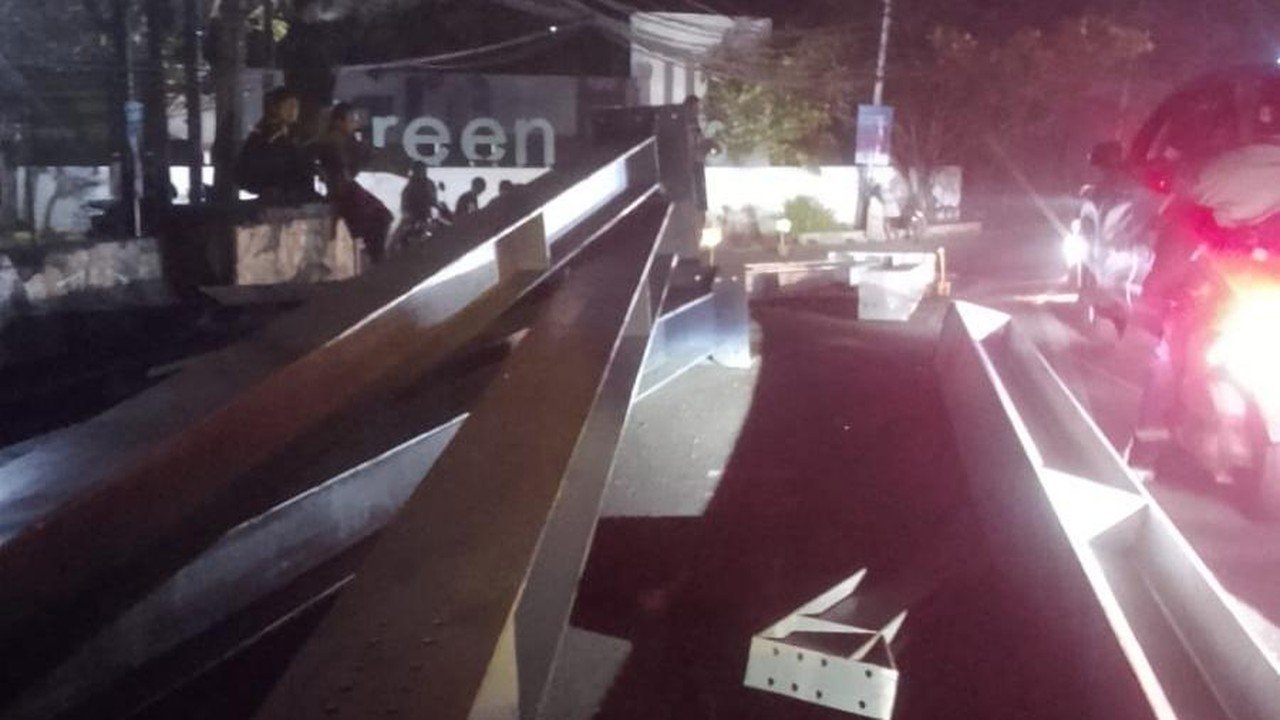 Tiang Baja Jatuh dari Truk di Tangsel, Mobil Suzuki Ertiga Ringsek