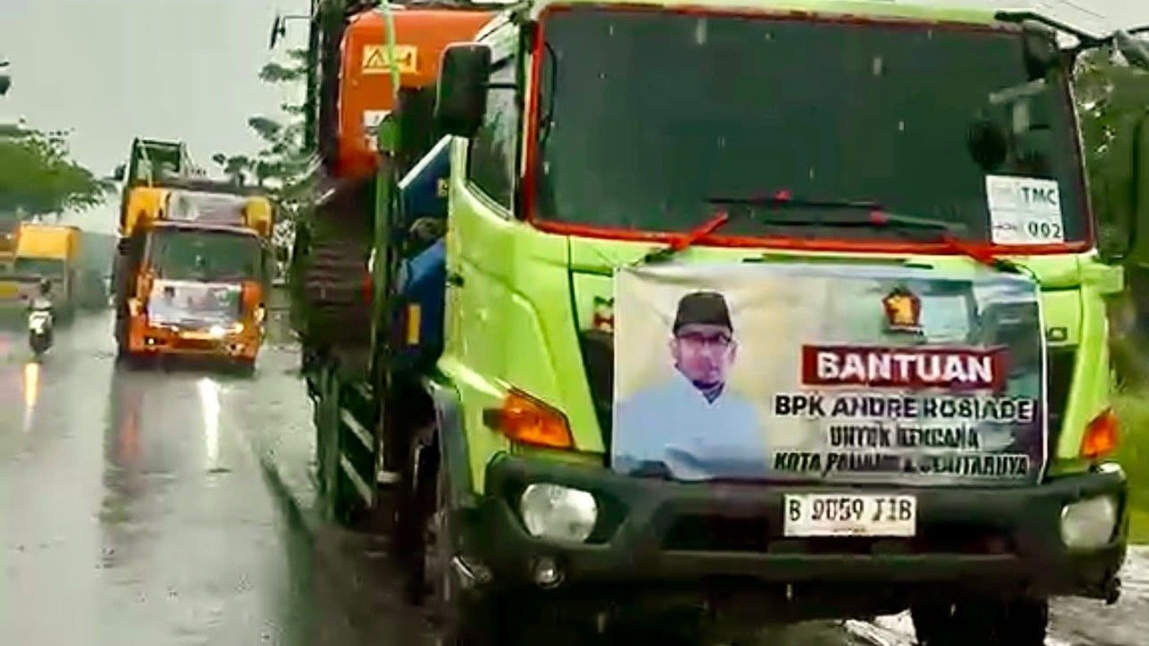 Tiga Ekskavator Dikirim Percepat Pemulihan Banjir Bandang di Padang