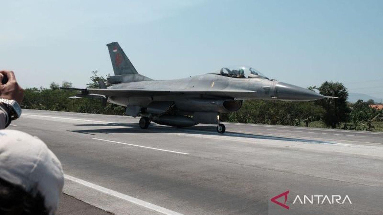 TNI AU Uji Coba Pendaratan Pesawat Tempur di Tol Paspro