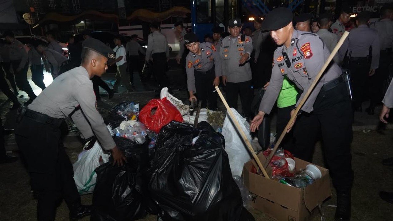TNI-Polri Bersih-bersih Usai Massa Sampaikan Aspirasi di Jakarta Pusat