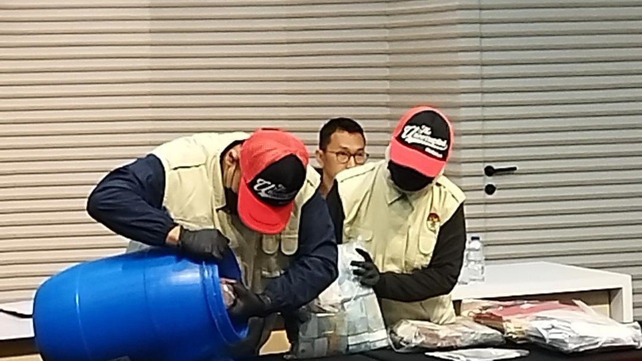 Tong Biru Jadi Wadah Uang Korupsi Bupati Klaten dalam OTT KPK