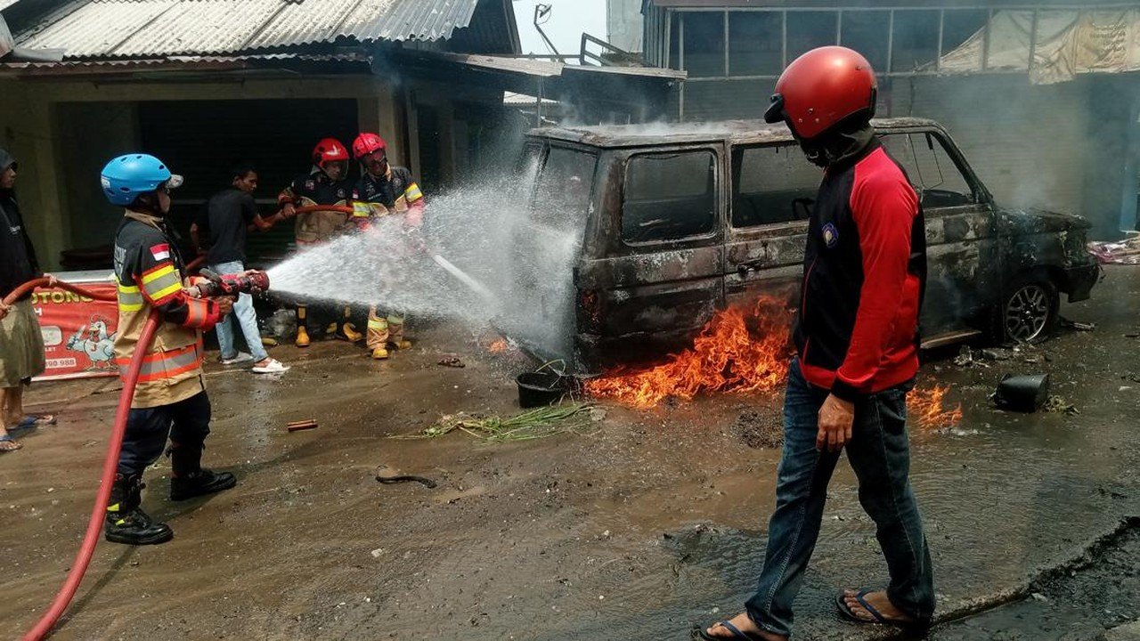 Toyota Kijang Angkut Bensin Terbakar di Bogor, Api Berhasil Dipadamkan