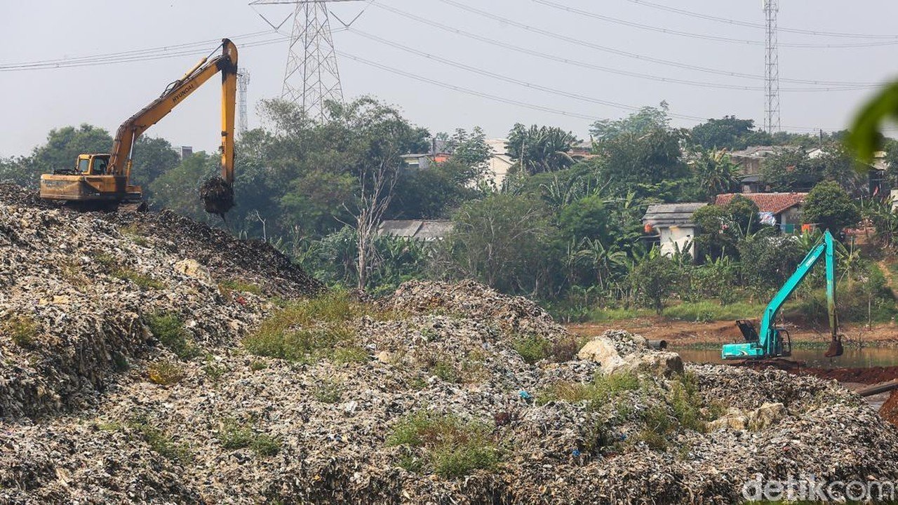TPA Cipayung Depok Longsor Akibat Kelebihan Kapasitas, DLHK Kerahkan Alat Berat Tambahan