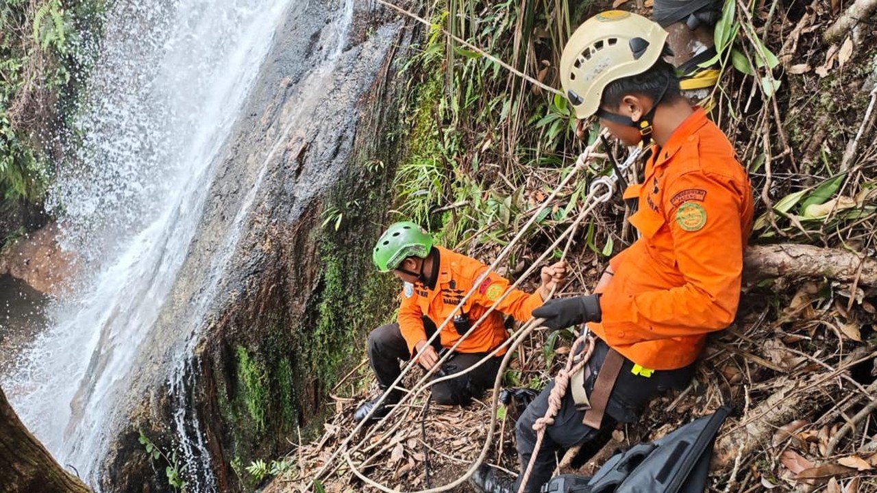 Tragedi Air Terjun Robo: Wisatawan Tewas Usai Terpeleset di Batu