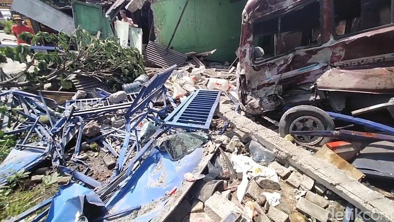Truk Bermuatan Bir Tabrak Motor di Nganjuk, 2 Tewas dan 2 Rumah Rusak