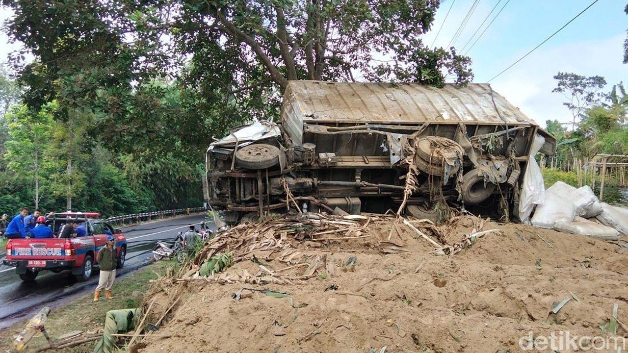 Truk Boks Tabrak Tiga Anggota Keluarga di Magelang, Satu Selamat