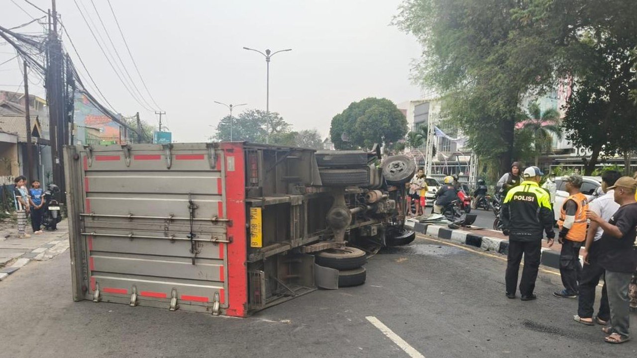 Truk Boks Terguling di Jalur Jakarta-Bogor, Sopir Alami Luka Kepala