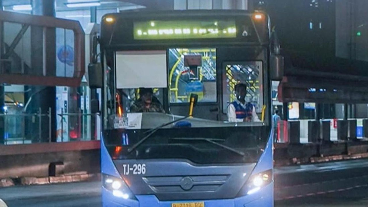 Truk Mogok di Cawang Lumpuhkan Lalu Lintas, 10 Rute TransJakarta Terlambat