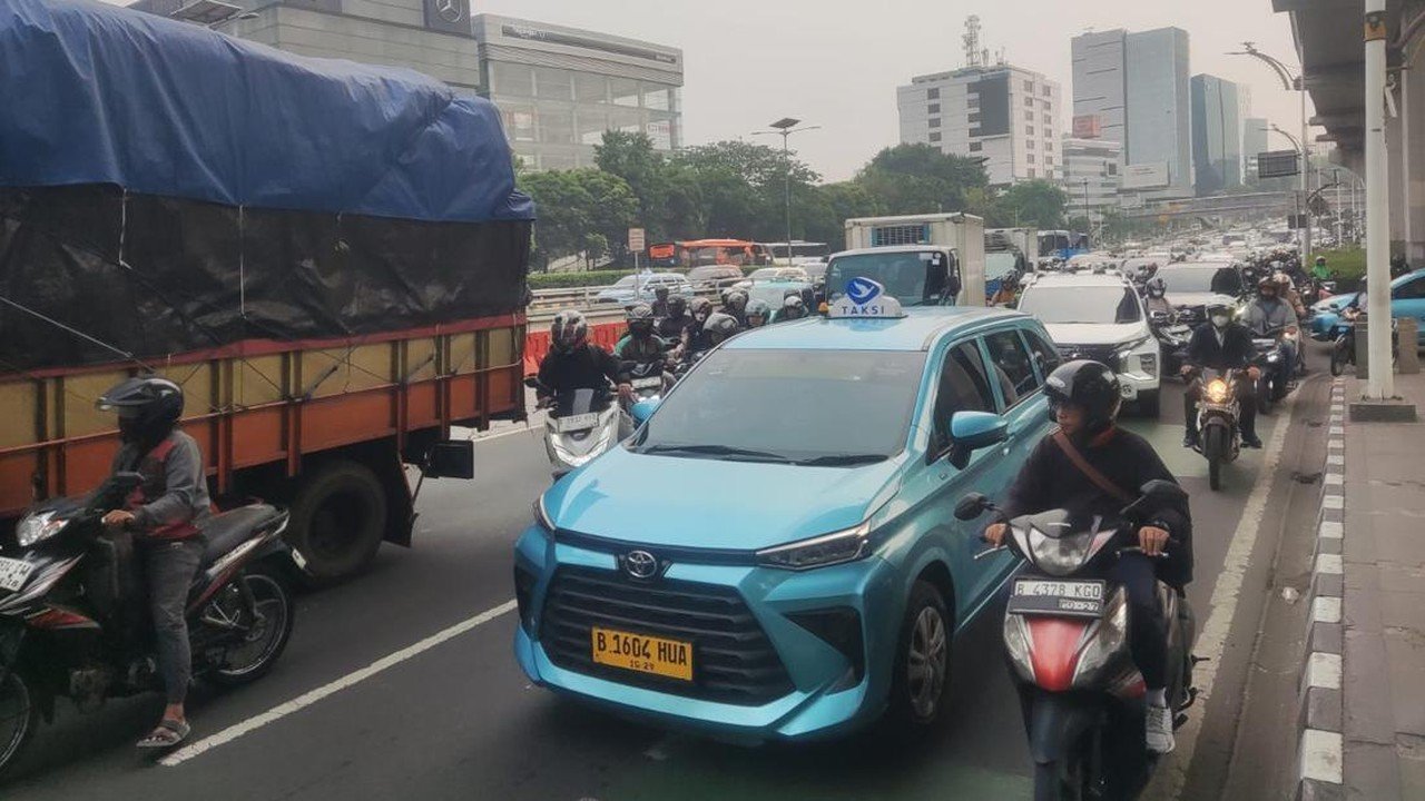 Truk Mogok di MT Haryono Sebabkan Kepadatan Lalu Lintas dan Gangguan TransJakarta